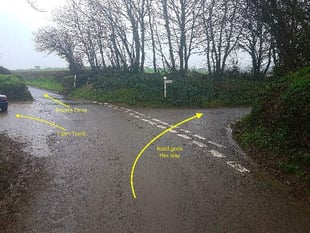 White lines in the wrong place send people up a private drive on the old Kingsbridge to Salcombe road