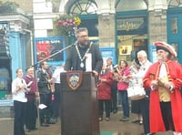 VIDEO: Fair Week glove hanging ceremony - how does Cllr Povey do reading the royal charter?