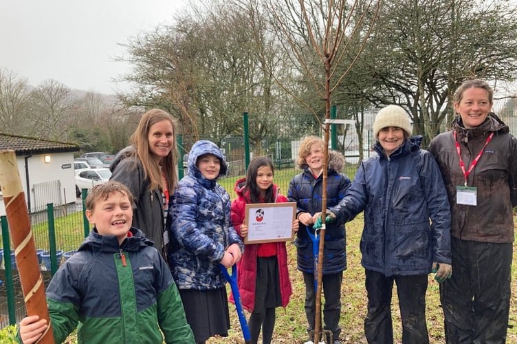 Pictured L to R: Tom, parent Anna Thomson, Layla, Shiori, Tobias and Pippa Ferguson and Harriet White of Totnes Allotment Society
