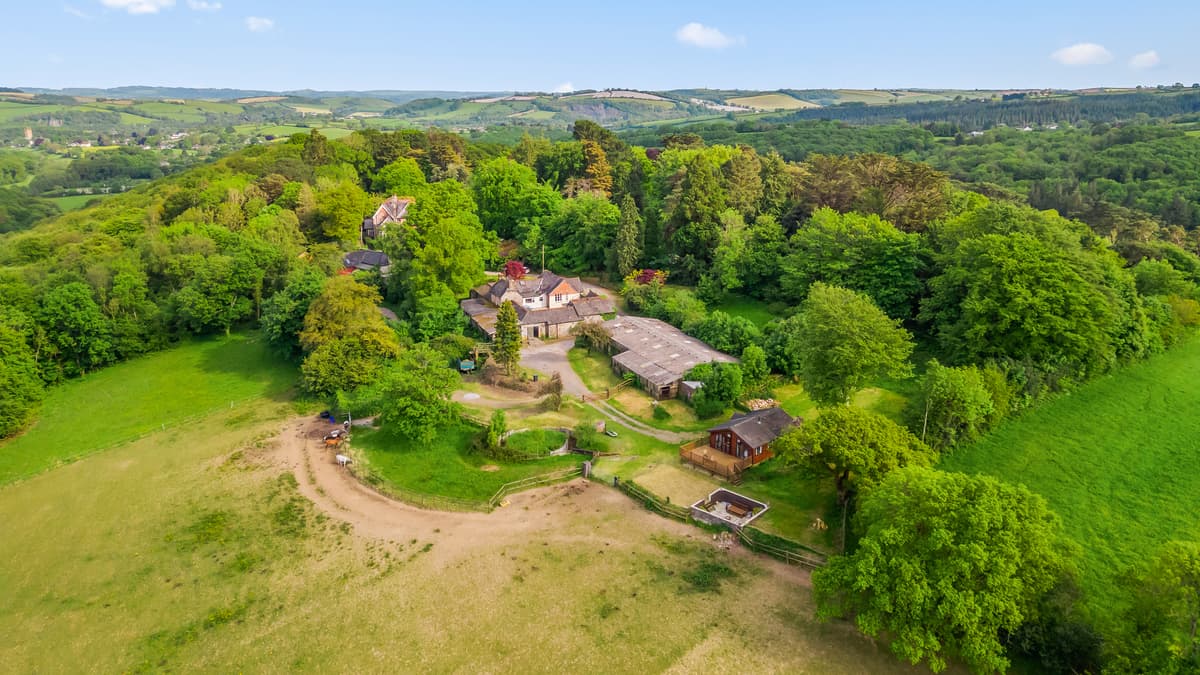 Equestrian estate for sale was home to a Grand National winning jockey 