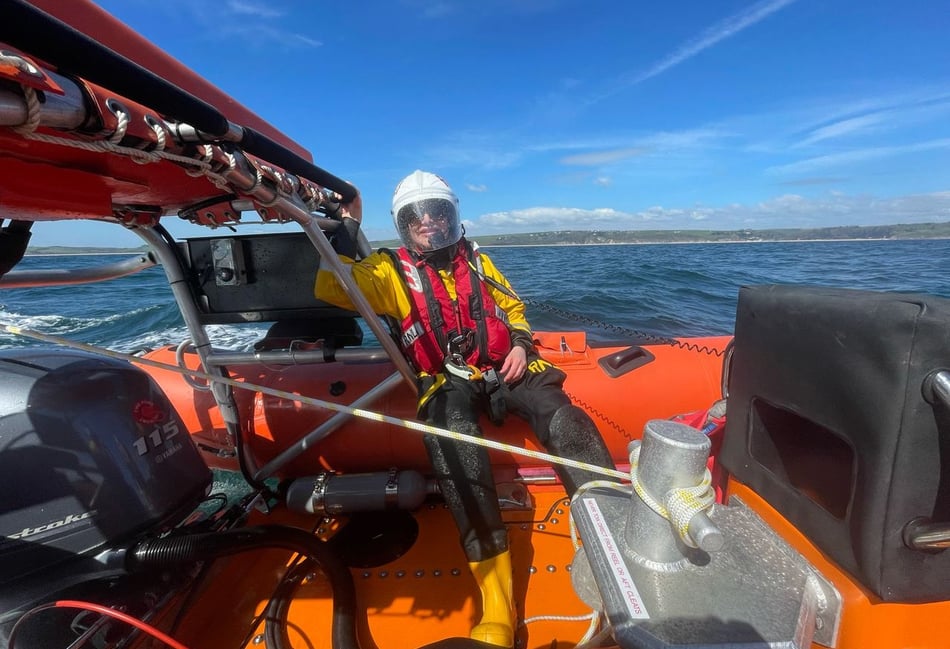 Dart RNLI rescue crew with engine troubles