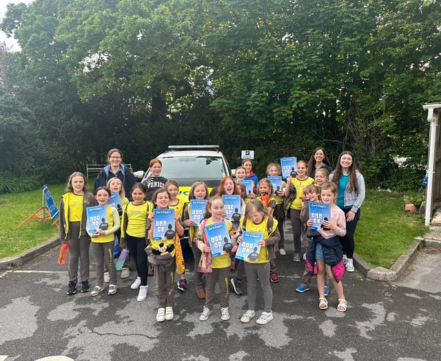 Ivybridge Brownies visit their local police