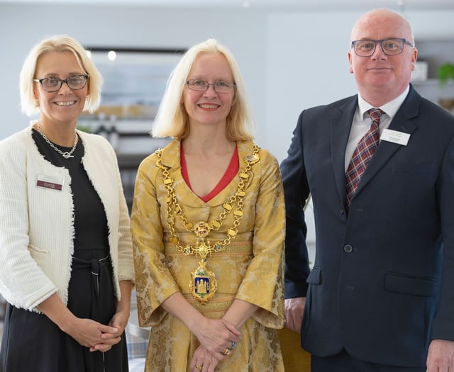 Totnes mayor celebrates new over 60's community 