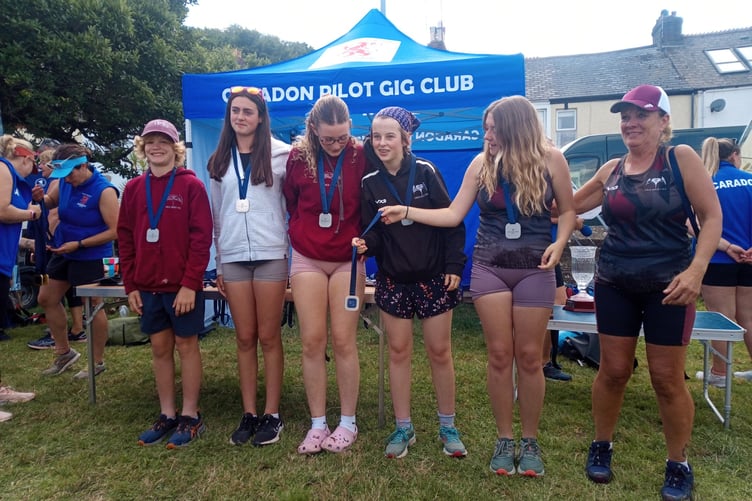 Dart Gig junior mixed crew picking up silver medals