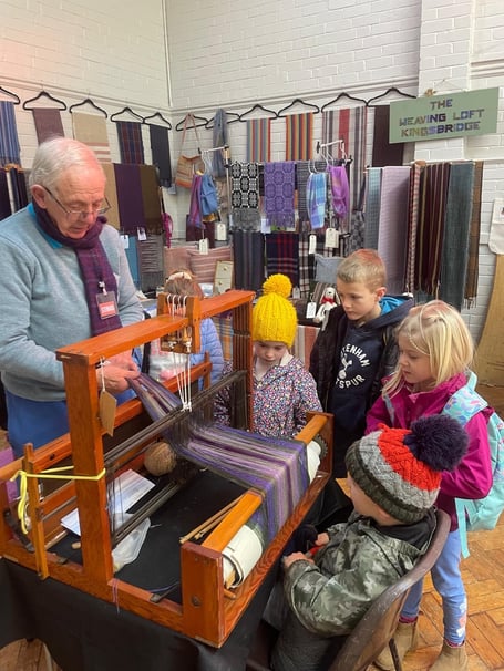 L to R: Weaver Malcolm Weir, Isobelle Davis 10, Olive Stephenson 6, Harry Davis 8, Lacey Winzer 5, Albert Davis 6.