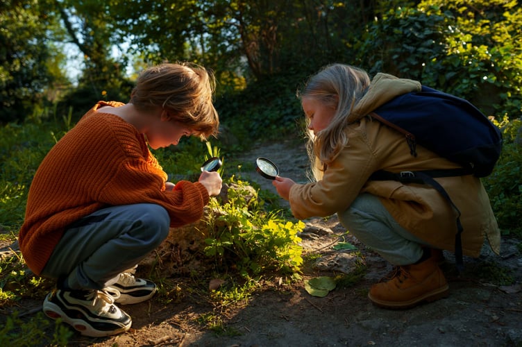 full shot kids exploring nature together - Image by freepik