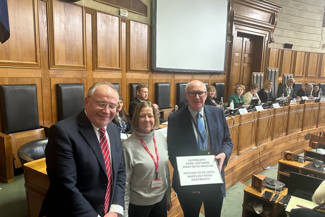 Warfleet Road petition handed in to council leader McInnes