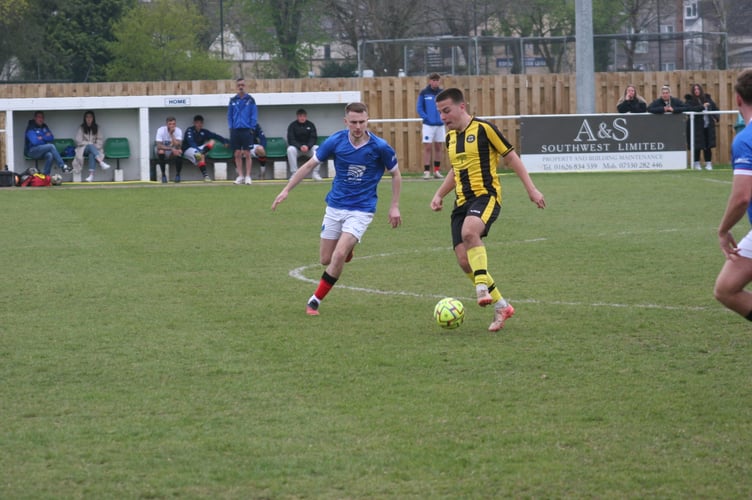 Beesands midfielder takes a touch against Newton Spurs 2nds
