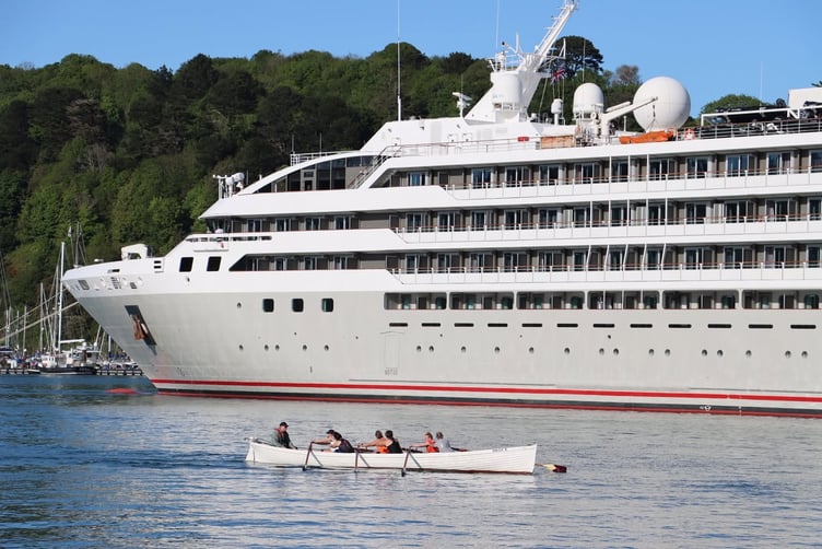 Rowers near Le Lyrial