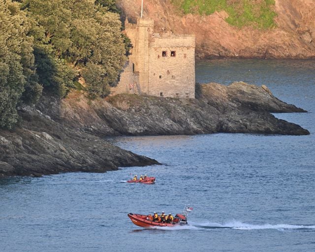 Dart RNLI recovers drifting motorboat