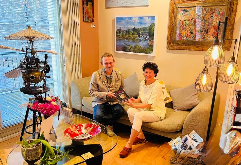 Dentist presents new book to Mayor of Totnes