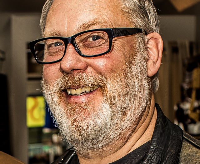 Vic Reeves returns to Dartmouth for art show