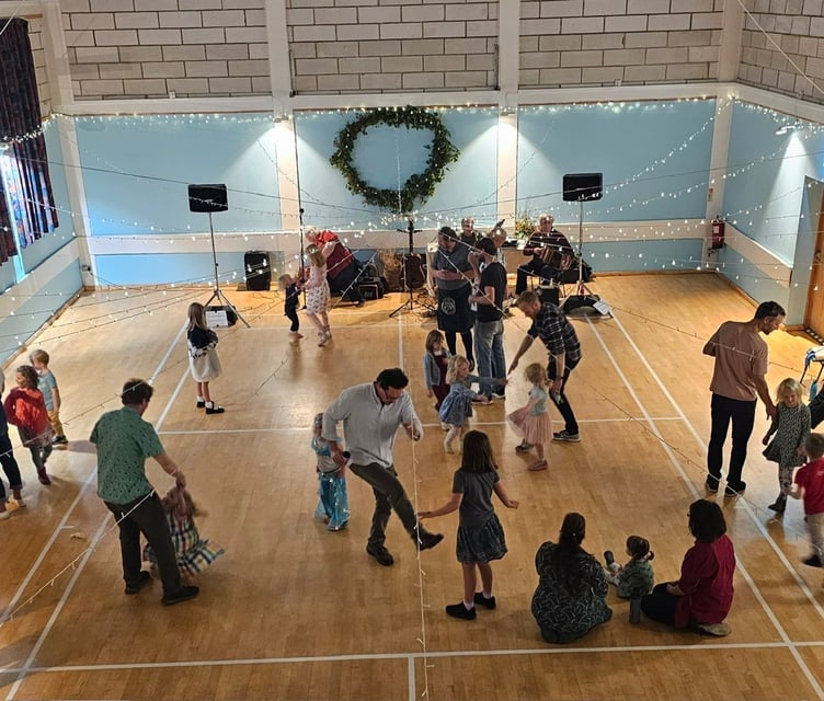 Harbertonford PTFA Barn Dance in full swing