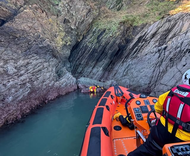 Dartmouth RNLI lifeboat crews in hide and seek training near rocks