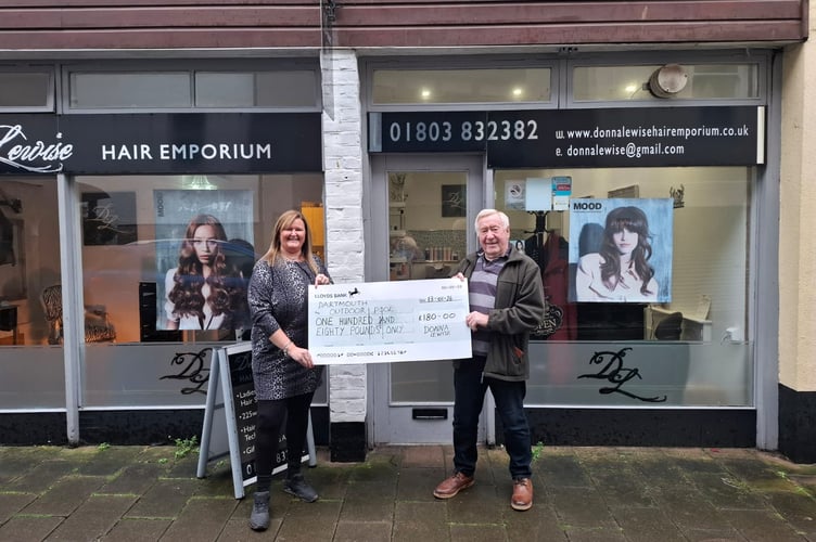 Donna Louise presents the cheque to David Bond