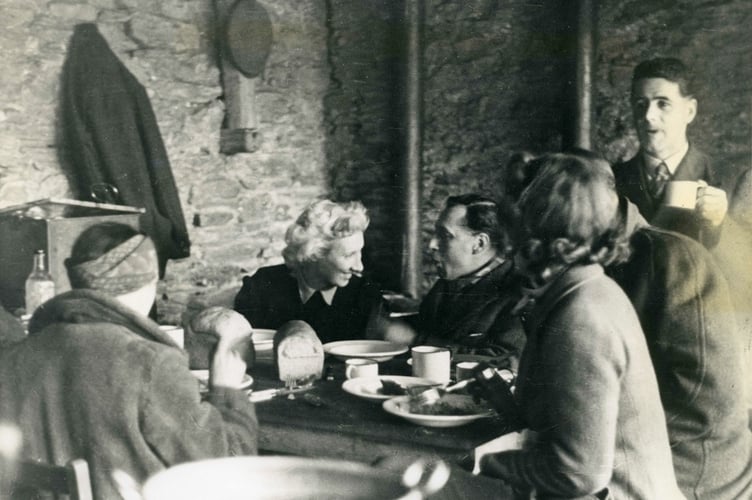 1943 D-Day rehearsal/evacuation - Emergency kitchen staff from the WRS and Ministry of Food having their lunch.