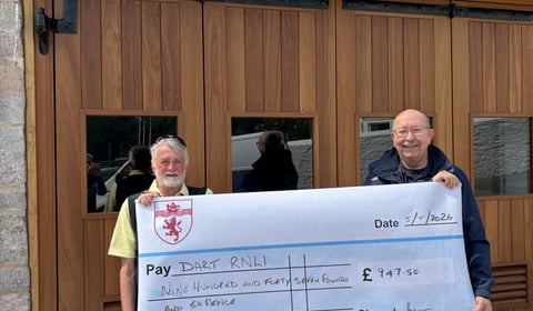 Devon golf captains donate £947.50 to Dart RNLI's new station