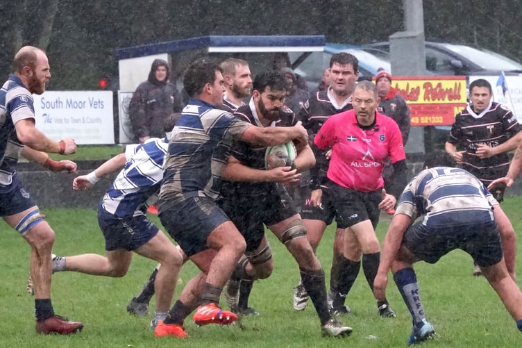 Kingsbridge hooker Toby Redwood get to grips with Cullompton flanker George Woofenden