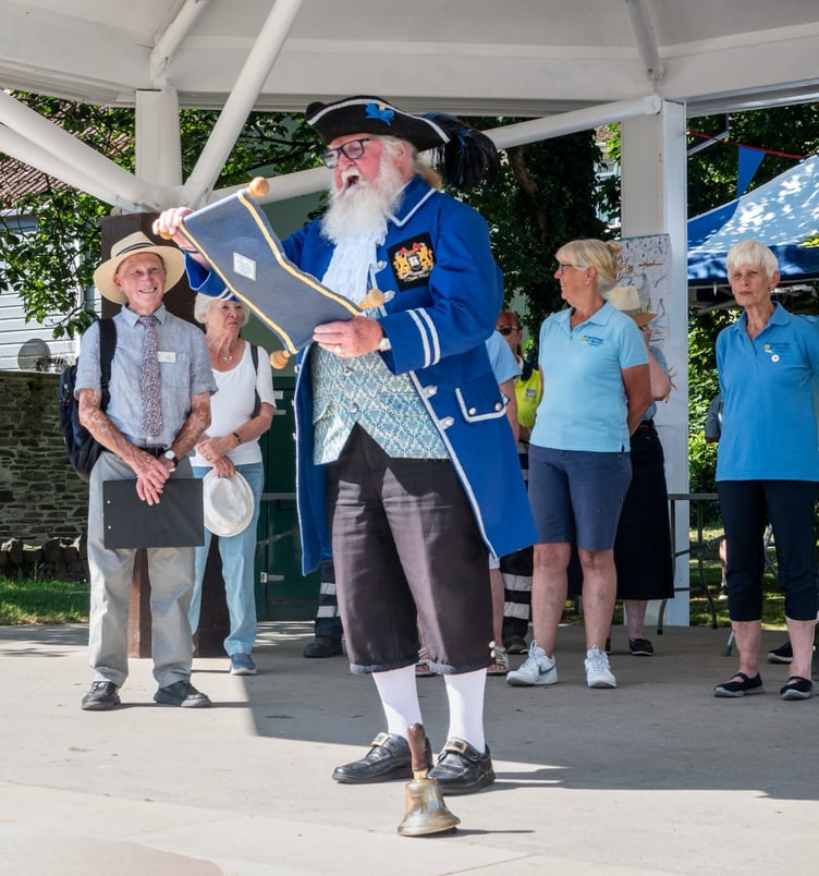 RHS Judge Ian Cawley, Town Crier Roger Pinder and Kingsbridge in Bloom volunteers
